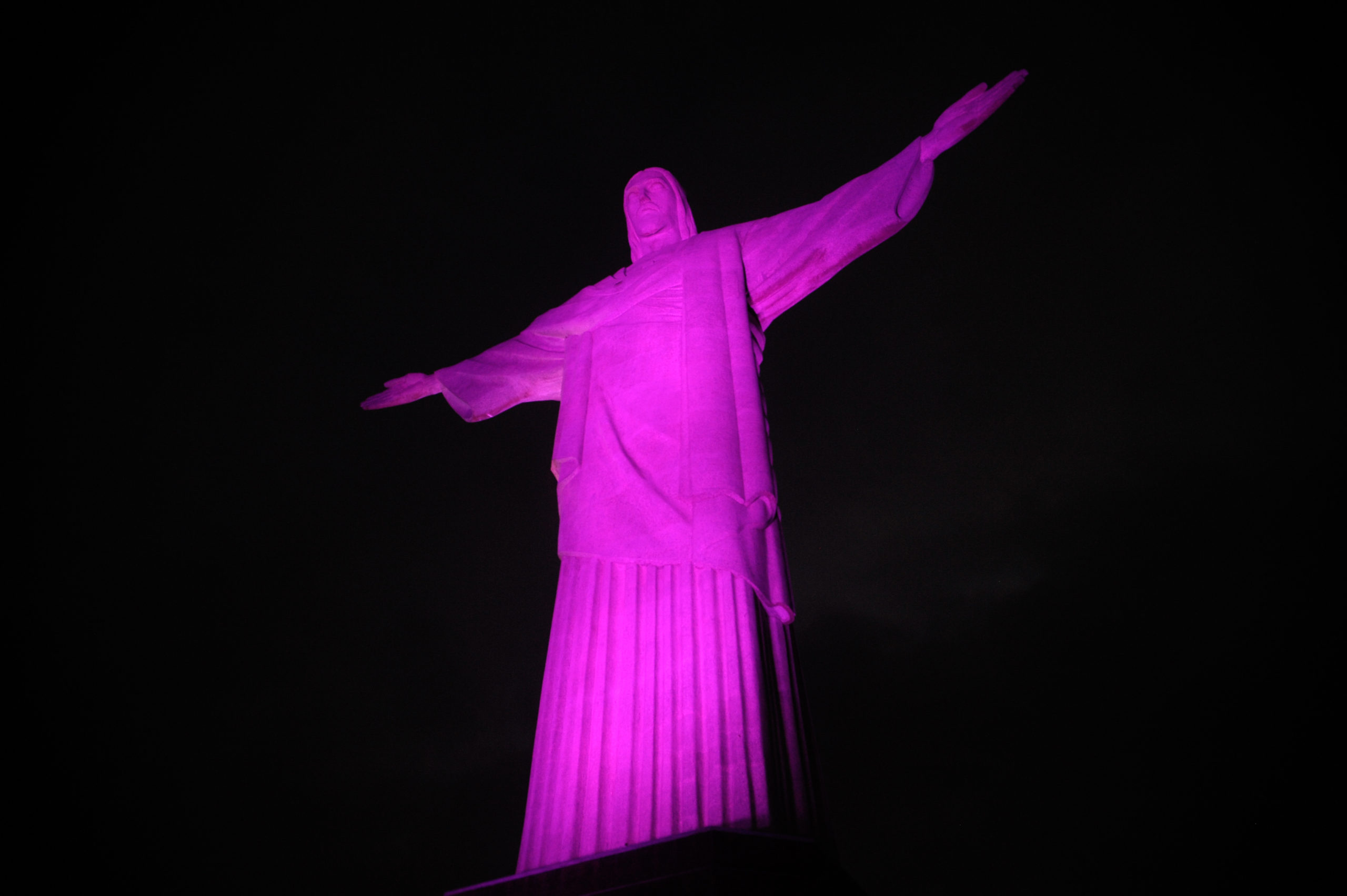 Cristo Redentor fica iluminado de rosa em prevenção ao câncer de mama
