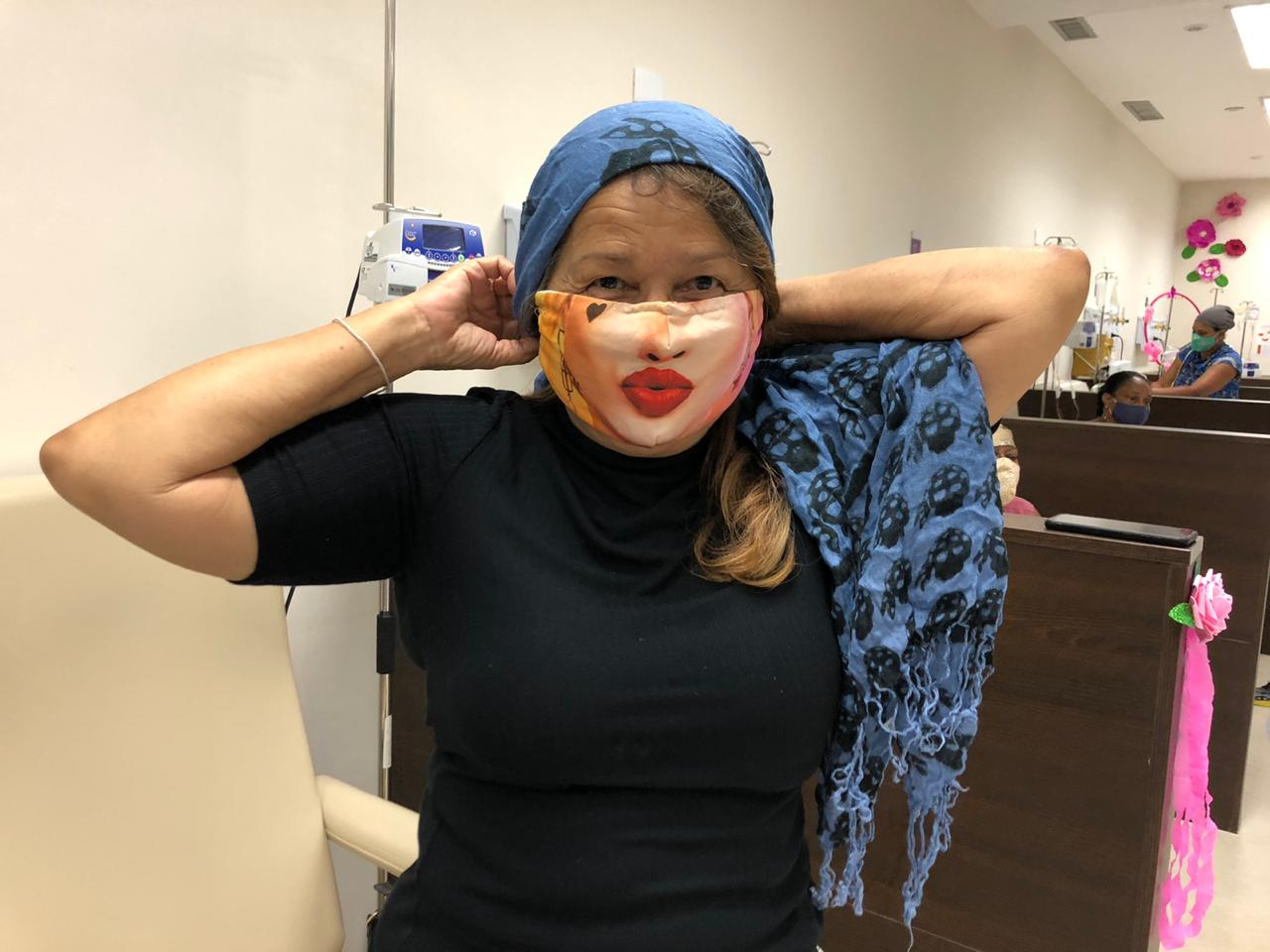 Outubro Rosa: Hospital da Mulher realiza oficina de amarração de lenços