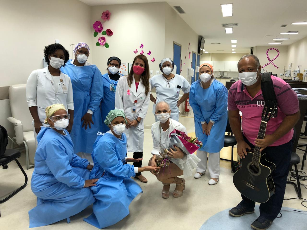 Após superar câncer de mama paciente volta ao Hospital da Mulher para se apresentar