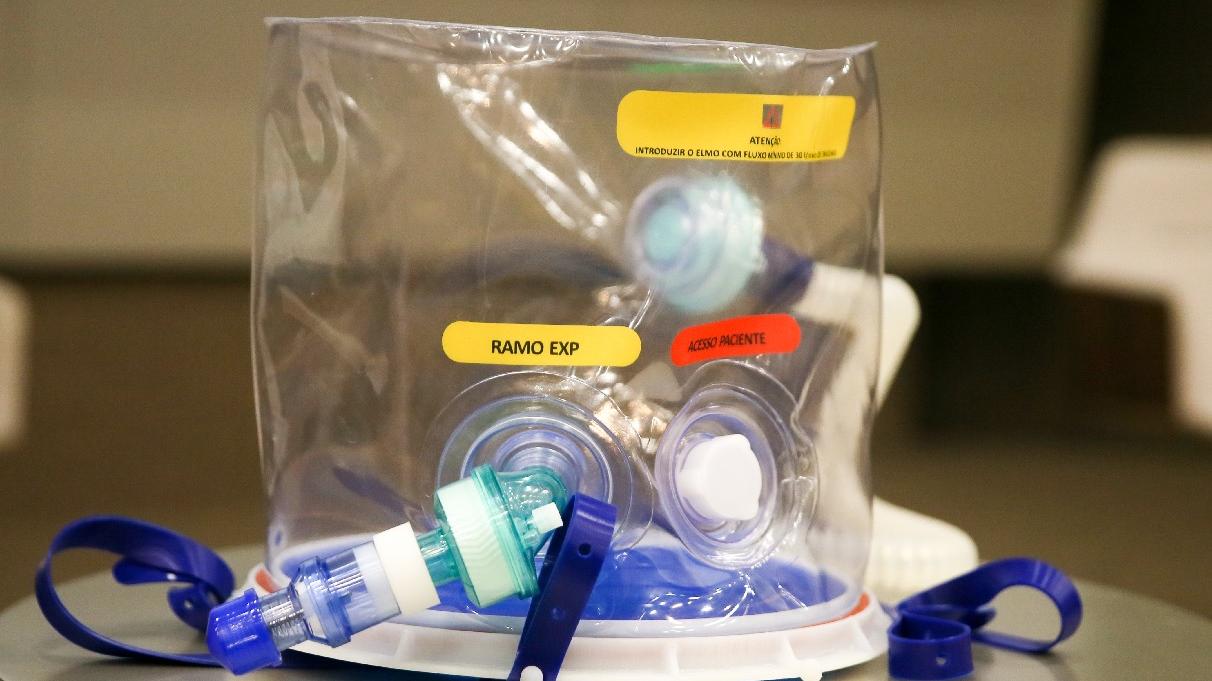 Capacete Elmo criado no Ceará já reduziu 60% de necessidade de intubação