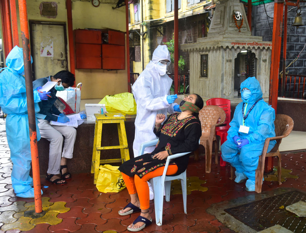 Índia passa o Brasil e é 2º país com mais casos de covid-19 no mundo