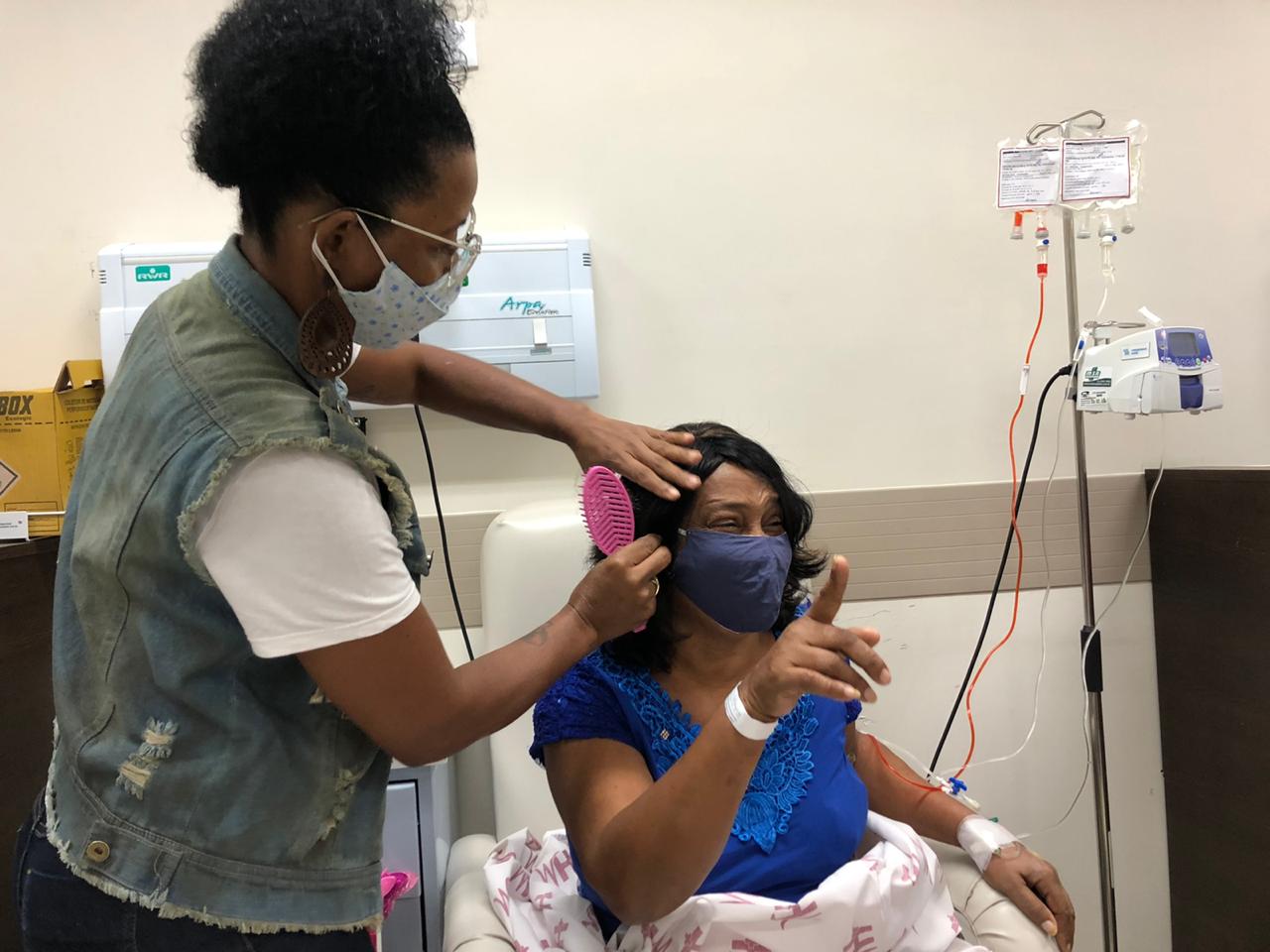 Mulheres com câncer elevam autoestima ao receber doação de cabelos