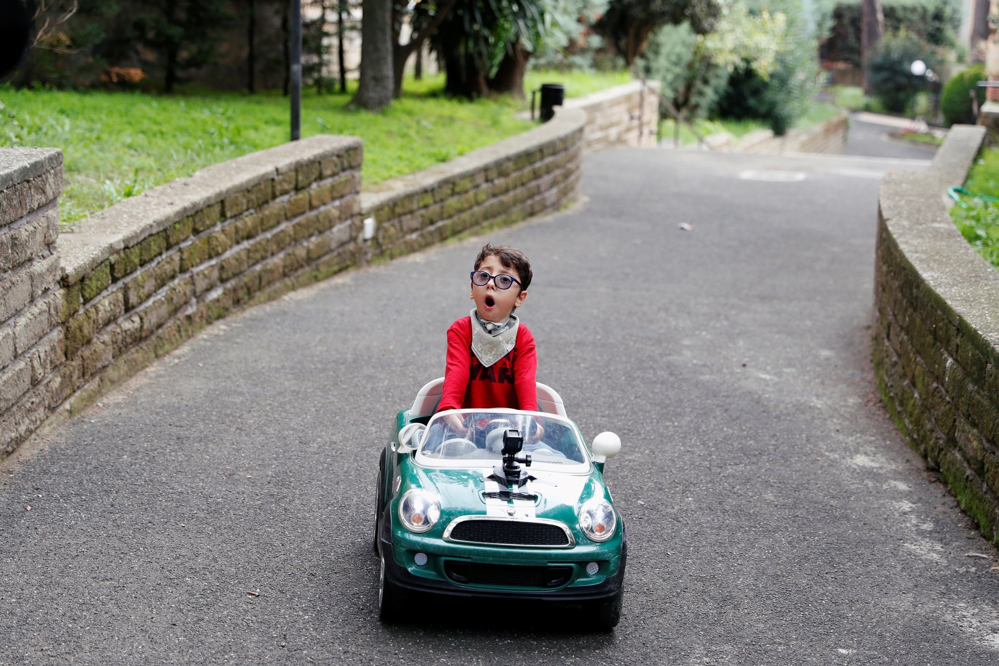 Com 7 anos influenciador italiano desafia estereótipos da deficiência e inspira outras pessoas