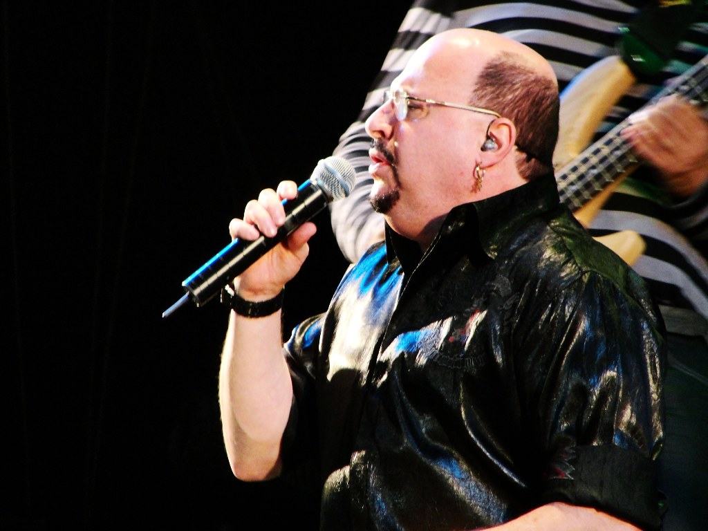 Cantor do Roupa Nova apresenta melhora em quadro de Covid-19