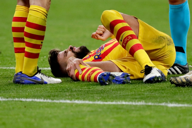 Barcelona confirma afastamento do jogador Piqué por lesão no joelho direito