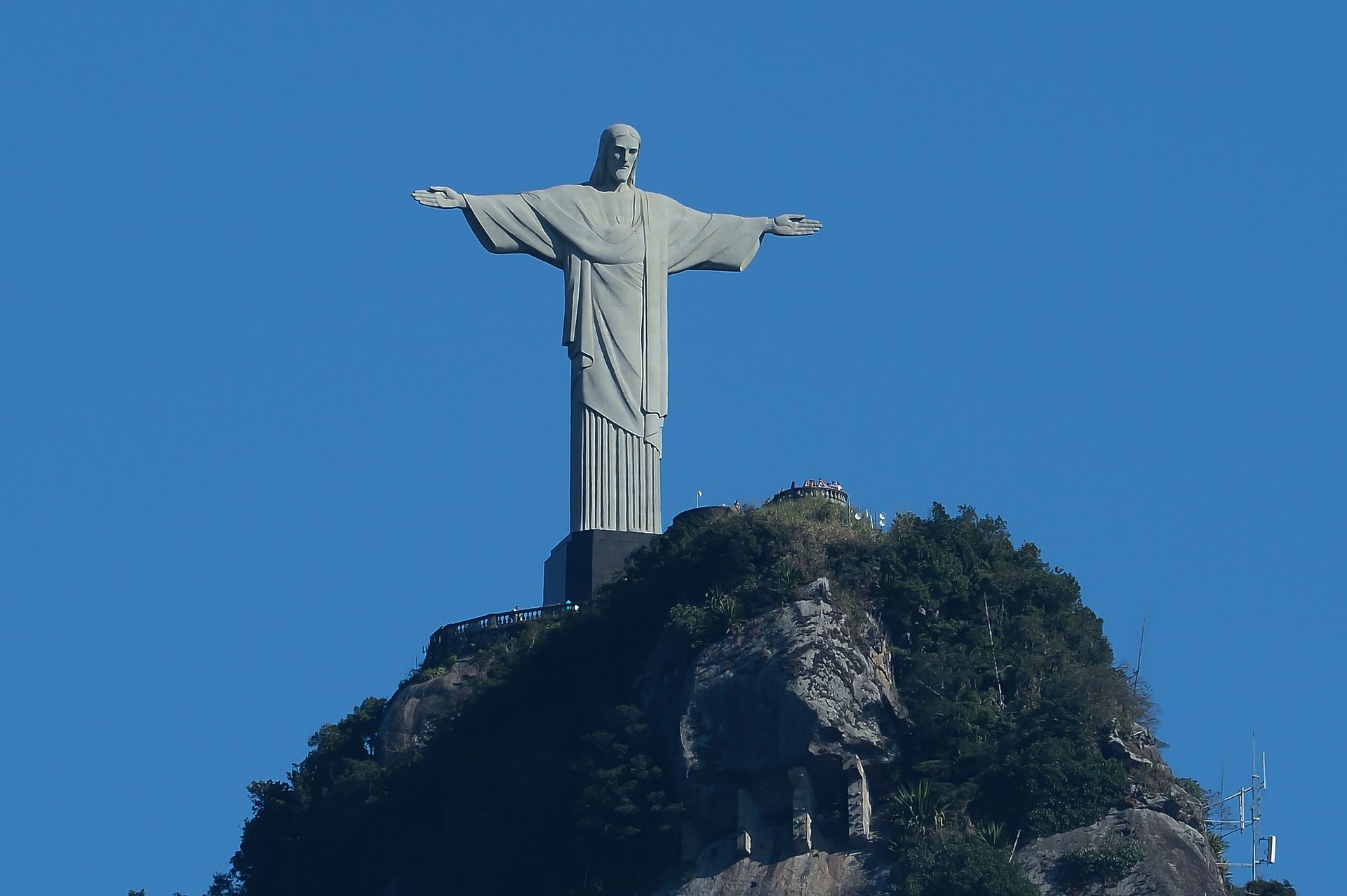 Cristo Redentor é iluminado de vermelho em prol ao Dia Nacional do Doador de Sangue