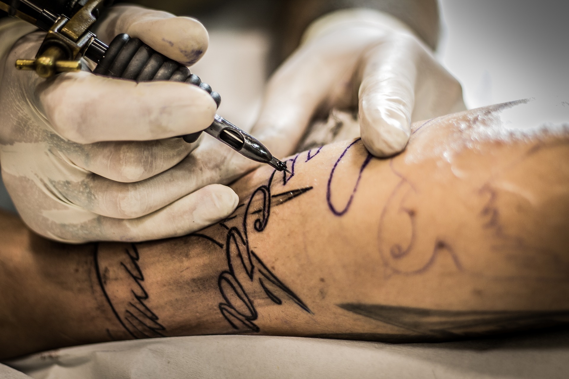 CFM proíbe anestesia para tatuagens