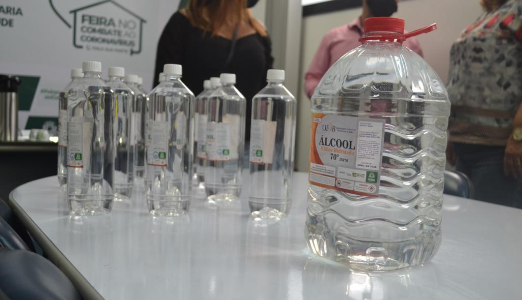 Feira de Santana: Universidade produz álcool em gel para profissionais da saúde