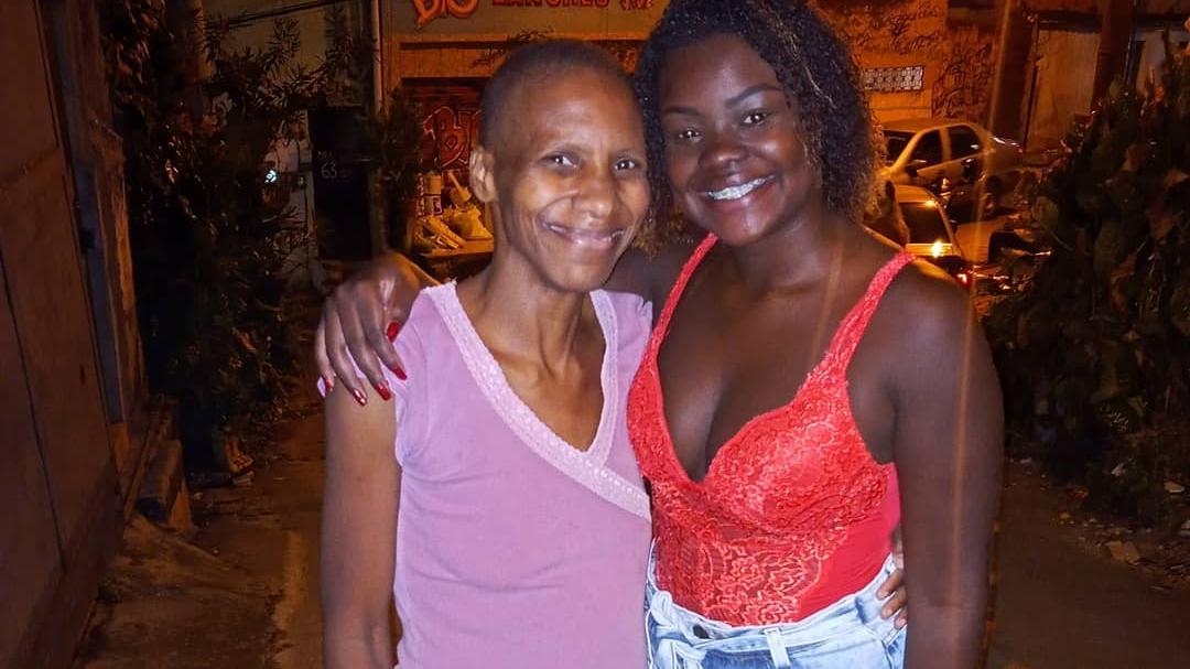 Após cair dentro de residência, ‘Deise do Tombo’ ajuda vizinha com câncer