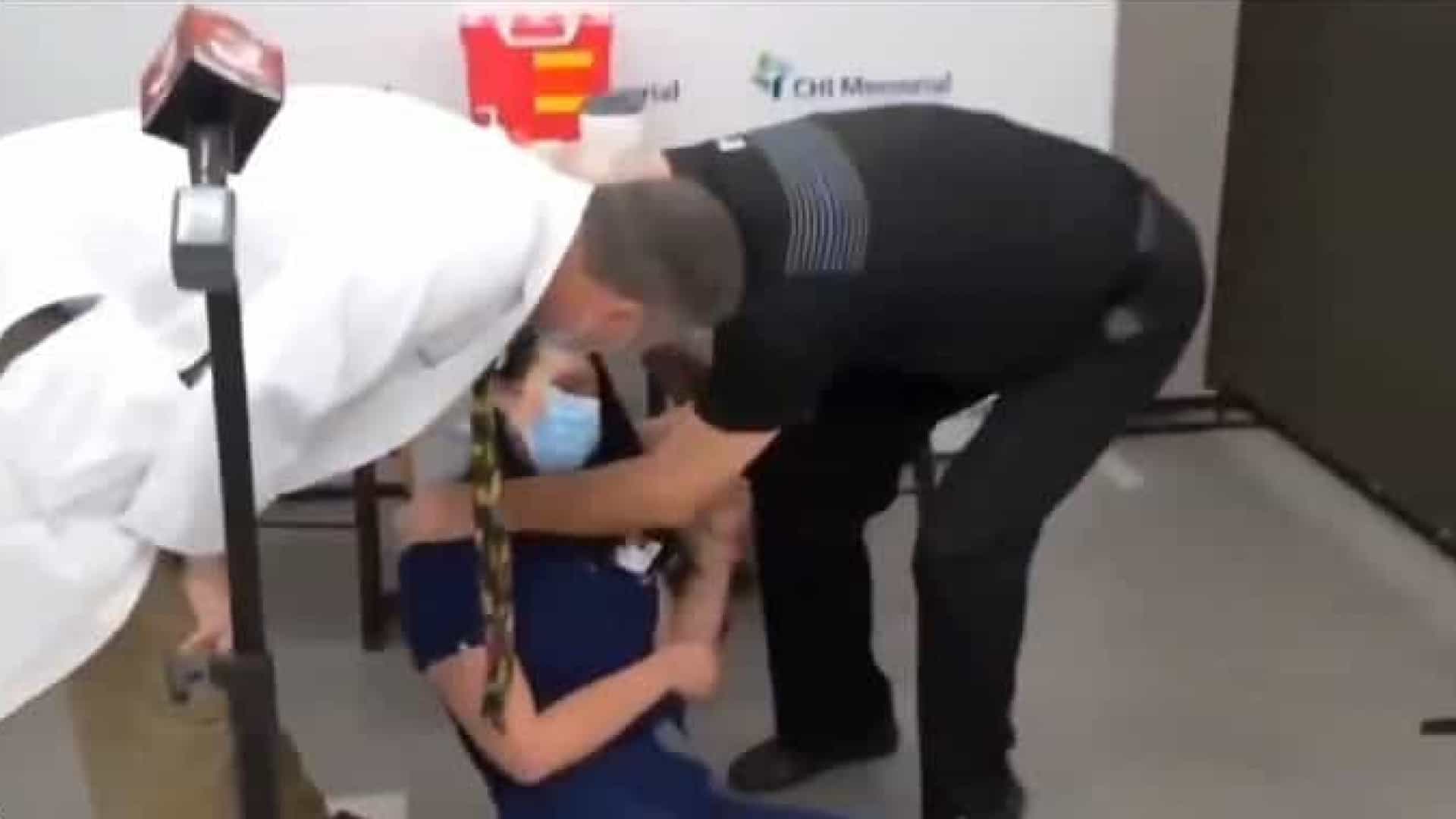 Enfermeira desmaia em conferência de imprensa após ser vacinada contra Covid-19