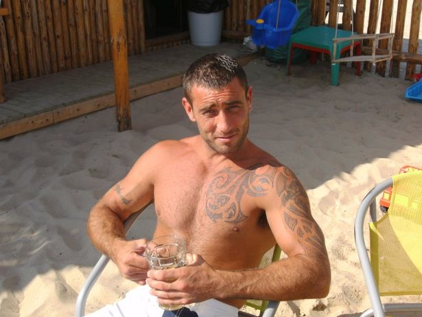 Homem de 43 anos, que quebrou o pescoço acorda do coma e pede um litro de cerveja