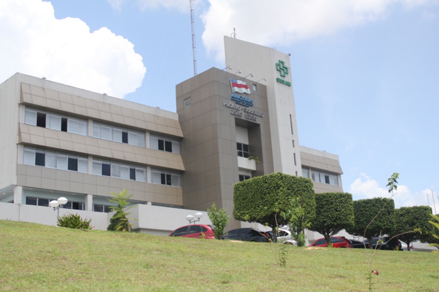 Com Covid-19 idosos são isolados em sala de hospital com paciente morto