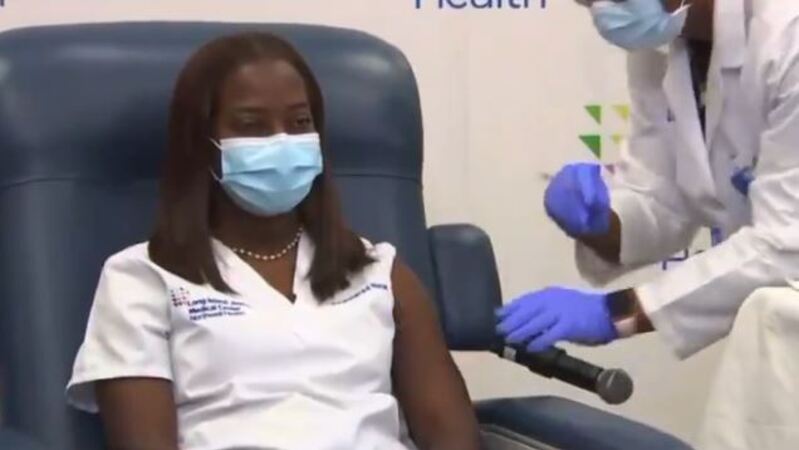 Enfermeira recebe a primeira vacina nos Estados Unidos