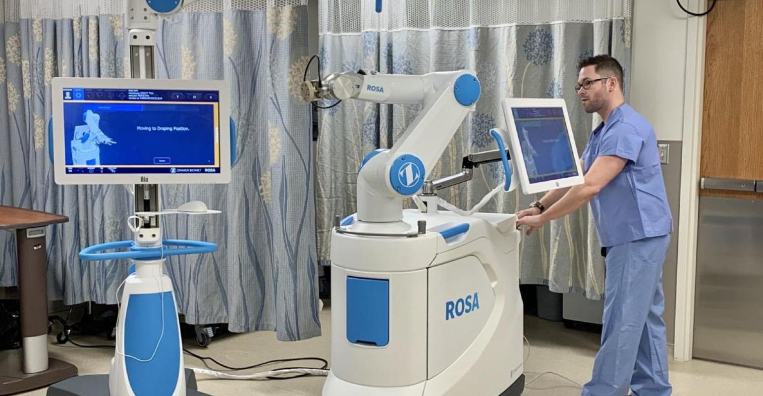 Robô colaborativo para implante de prótese de joelho está disponível para pacientes no Brasil