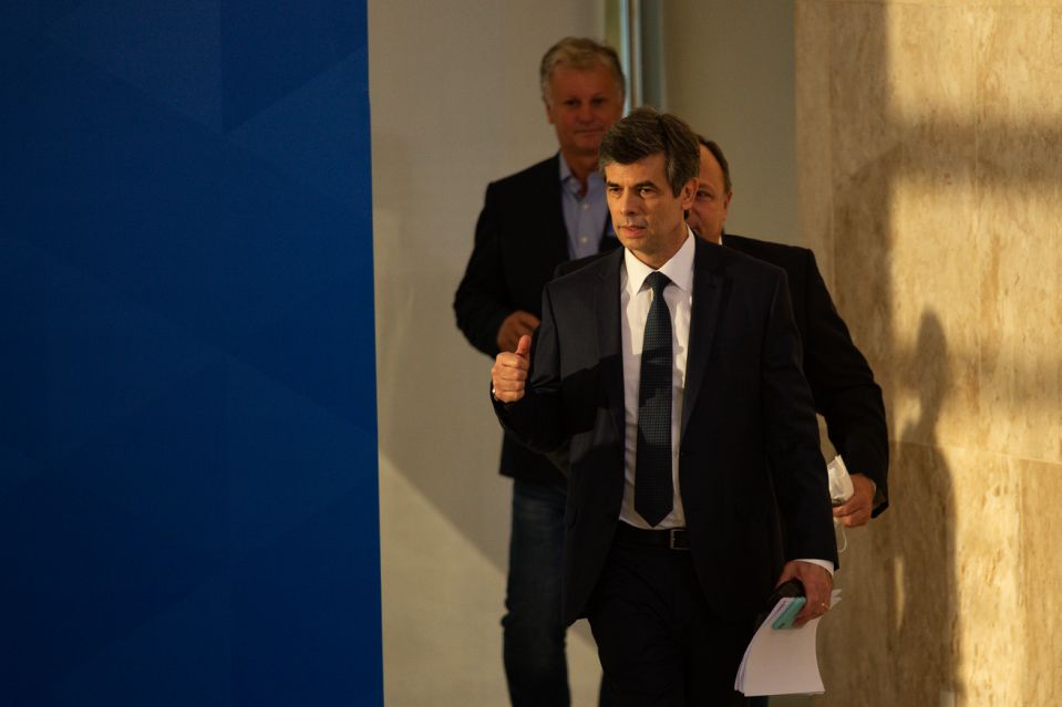 “Ficamos para trás em relação ao mundo”, diz Nelson Teich sobre vacina contra covid-19