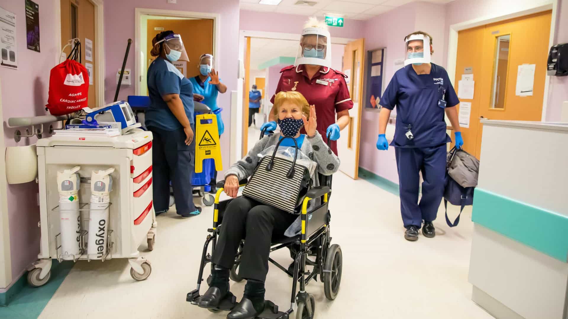 Idosa de 91 anos recebe 2º dose da vacina contra covid-19 no Reino Unido