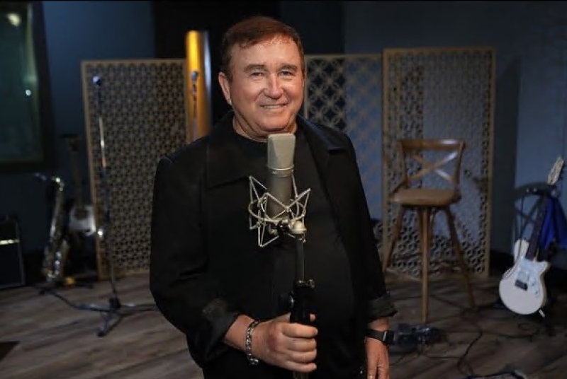 Cantor Amado Batista testa positivo para COVID-19