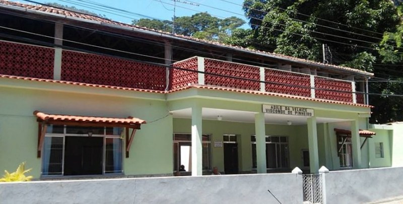 Surto de covid-19 no Rio infecta 49 pessoas e mata quatro em asilo