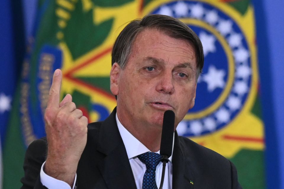 Bolsonaro anuncia suspensão da compra de seringas para vacina contra covid-19