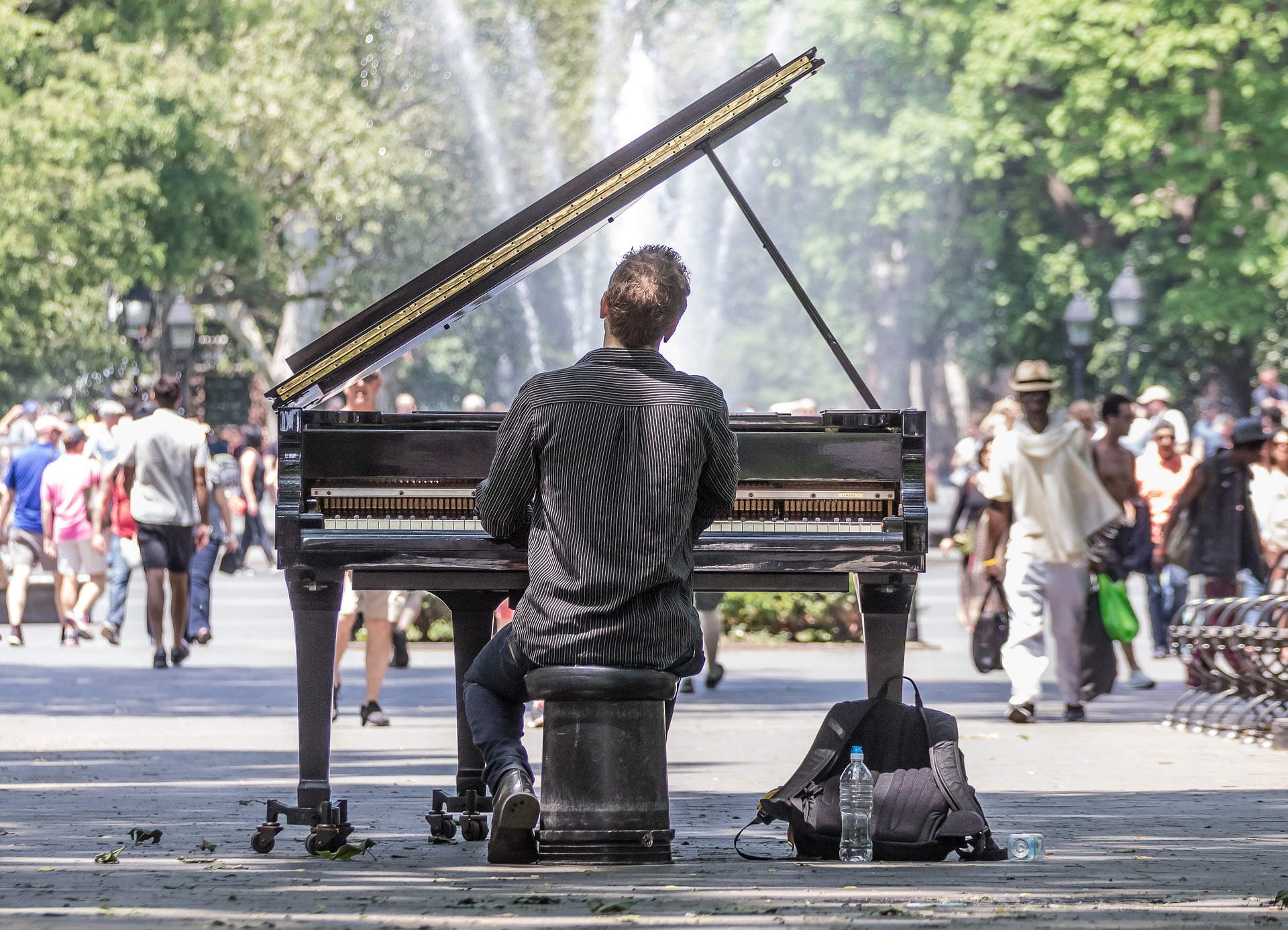 O médico que virou pianista de sucesso após ser atingido por um raio