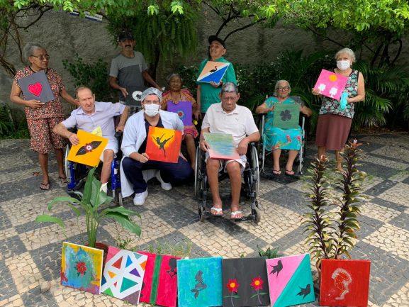 Psicólogo decide cuidar da saúde mental de idosos em abrigo com pintura. Veja o resultado!