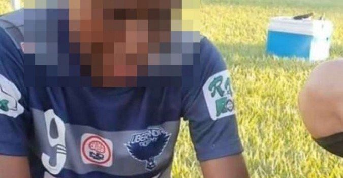 Criança de 11 anos chora e denuncia técnico de futebol por racismo