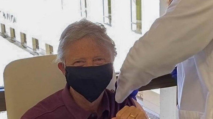 Bill Gates recebe primeira dose da vacina contra Covid-19