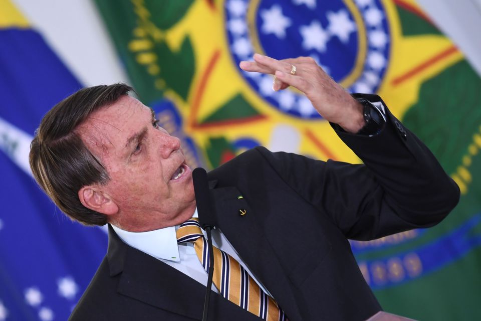 Planalto impõe sigilo de 100 anos a cartão de vacinação de Bolsonaro