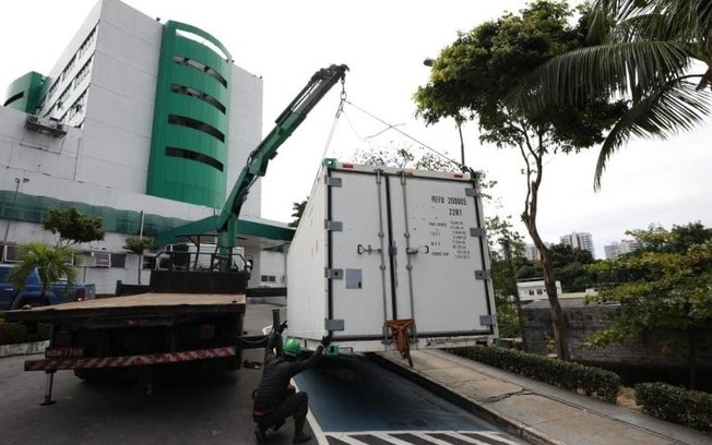 Após alta de casos em Manaus, hospitais reinstalam câmaras frigoríficas