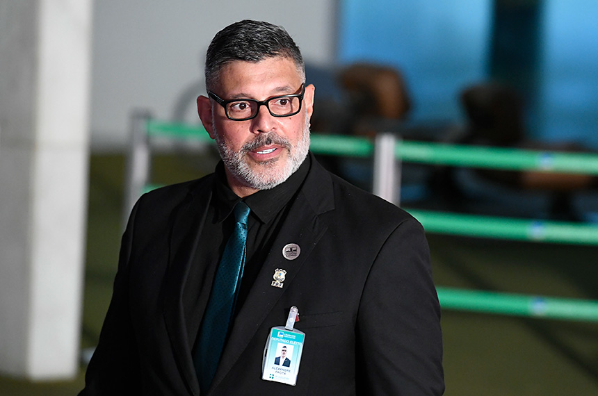 Projeto obriga deputados federais e senadores a tomar vacina contra a Covid-19