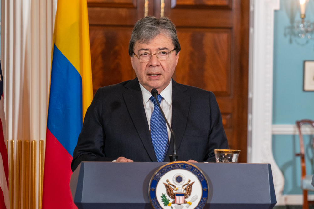 Ministro da Defesa da Colômbia morre de pneumonia viral ligada à Covid-19