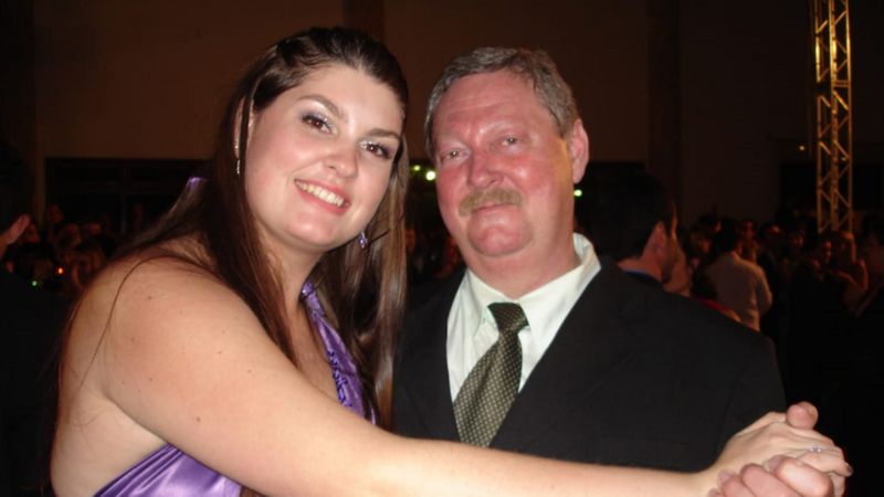 Epidemiologista que alertava contra covid-19 perde pai que ‘preferia acreditar no WhatsApp’