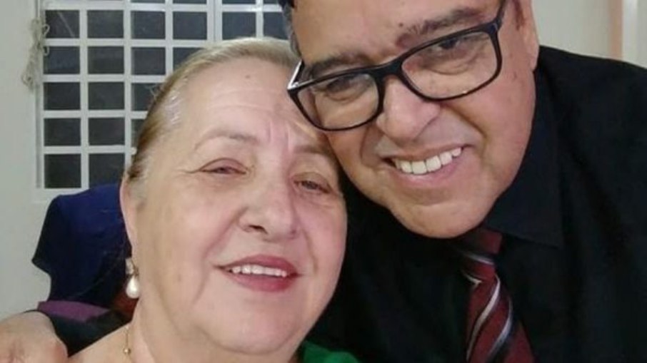 Justiça manda afastar secretário que vacinou “mulher da vida dele” em Goiás