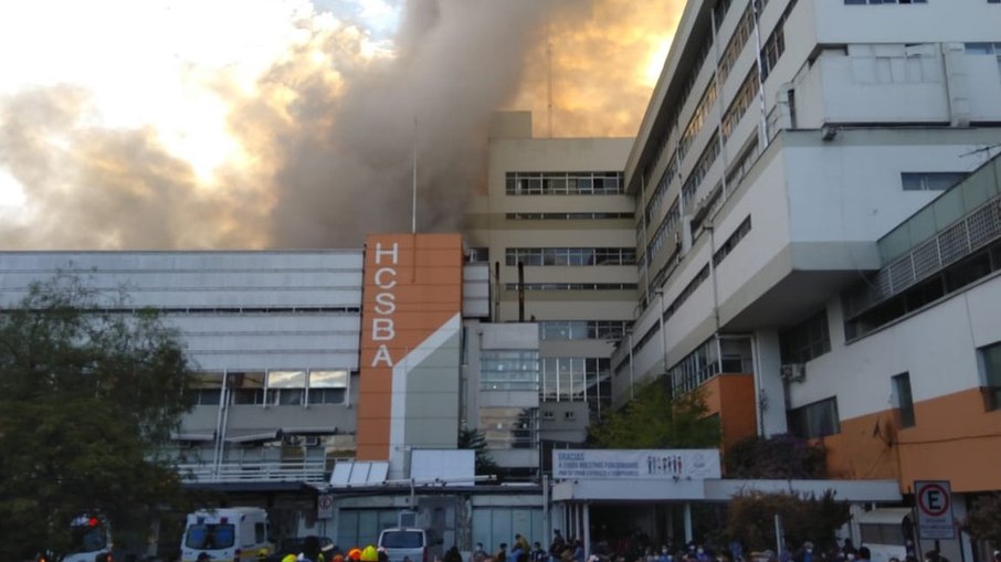 Incêndio de grande proporção atinge hospital no Chile e pacientes são removidos