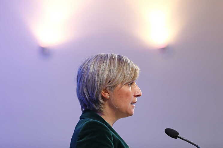 Ministra de Portugal diz que sistema de saúde está no limite e pede que todos fiquem em casa