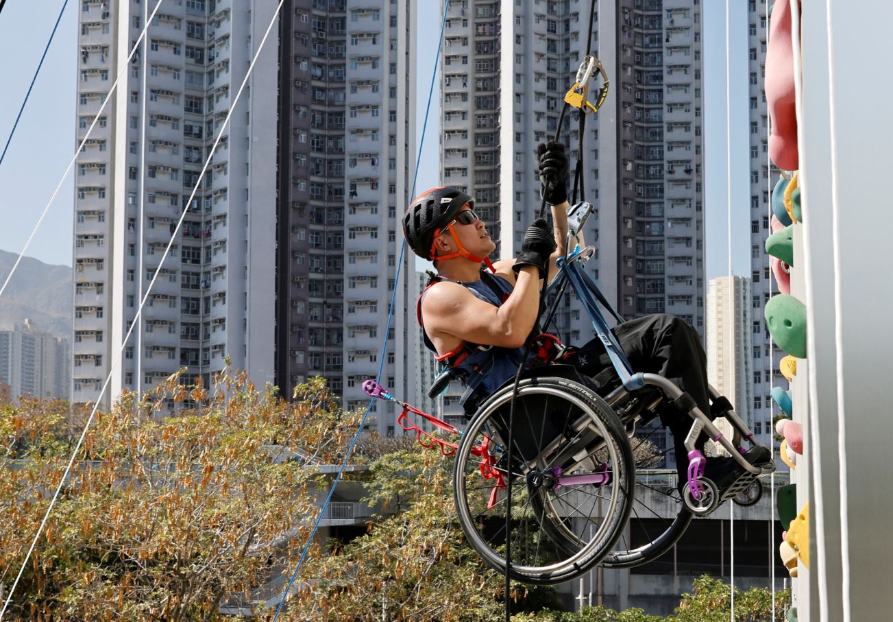 Em cadeira de rodas, paraplégico escala 250 metros de arranha-céu