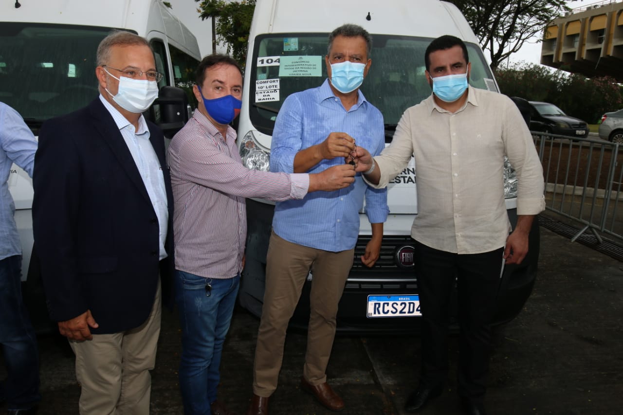 Rui Costa entrega 33 vans para atender 34 municípios de 13 Consórcios Interfederativos de Saúde