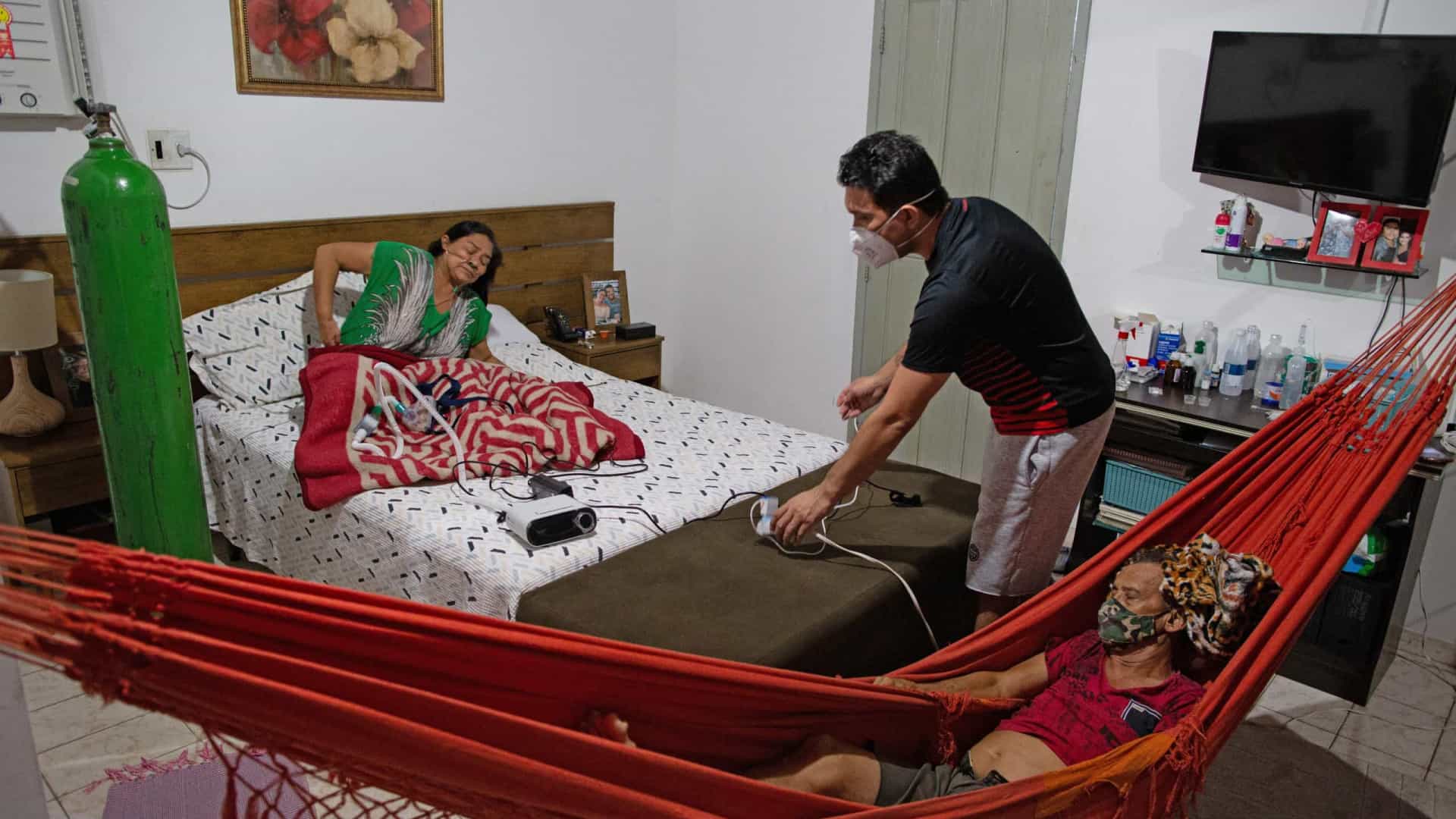 Famílias improvisam UTI caseira no Amazonas