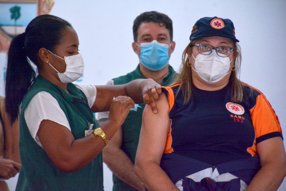 Juíza determina que quem furou fila da vacinação no Amazonas não terá segunda dose