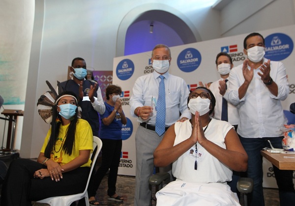 Em Salvador primeiros vacinados não relatam efeitos colaterais pós-imunização