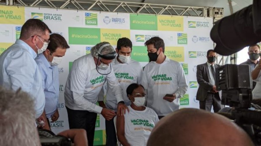 Governador de Goiás aplica primeira dose da vacina contra a Covid-19 no estado