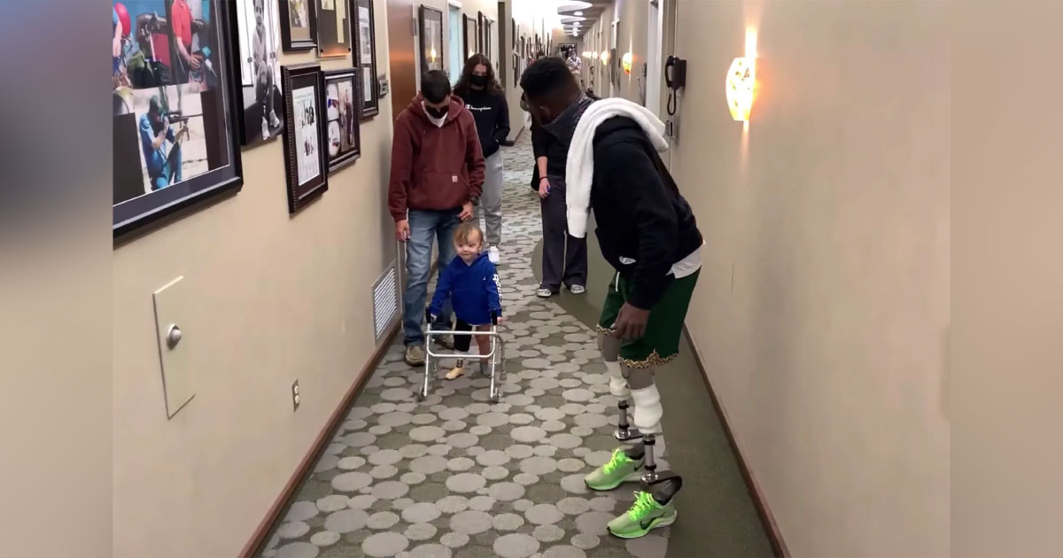 Atleta paralímpico incentiva criança de 2 anos a andar com sua prótese pela 1ª vez