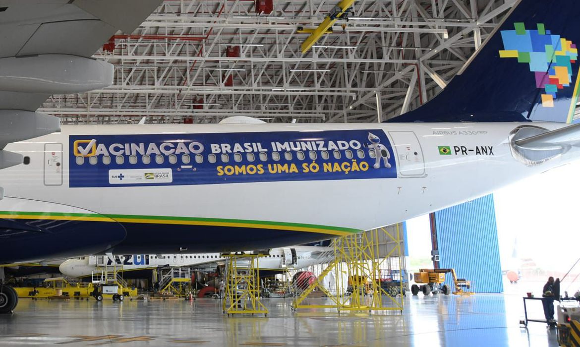 Avião com vacinas contra covid-19 da Índia chega ao Brasil
