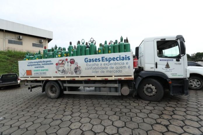 Em Manaus 44 cilindros de oxigênio são apreendidos em depósito clandestino