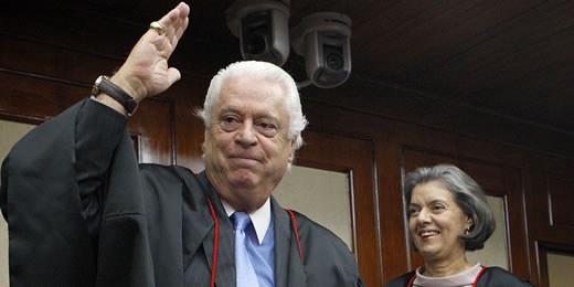 Morre ex-ministro do STJ Hamilton Carvalhido por complicações da Covid-19