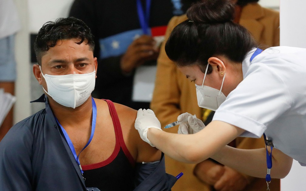 ‘Vá em frente’, diz o primeiro a ser vacinado contra COVID-19 na Índia