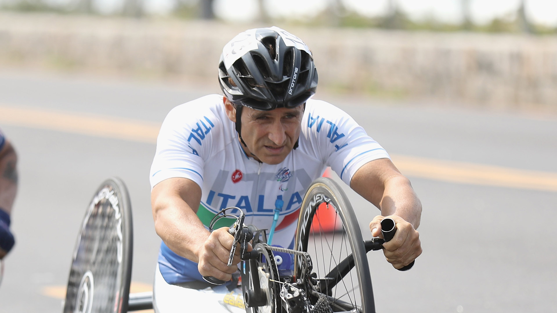 Seis meses após grave acidente e diversas cirurgias, Zanardi volta a falar