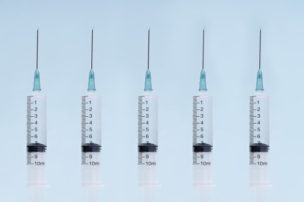 Mulher aplica botox na garganta para conseguir arrotar. Entenda