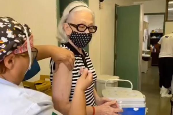Atriz Fernanda Montenegro, de 91 anos, é vacinada contra a Covid-19