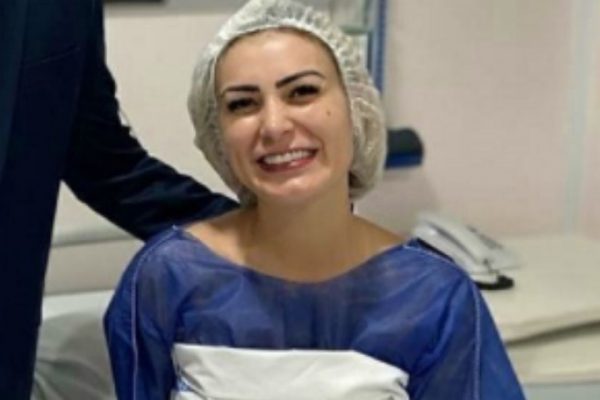 Andressa Urach põe 590 ml de silicone no seio e web critica: “Não aprendeu”